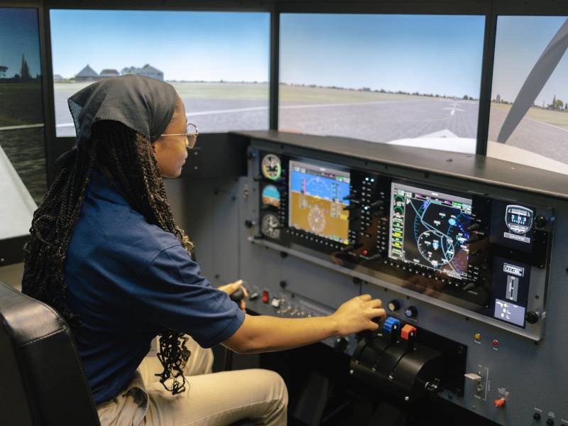 Rising Aviation student Training in Simulators